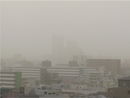 写真。平成22年（2010年）3月21日の大阪市内の黄砂の様子