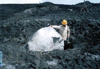 写真。大きな噴石