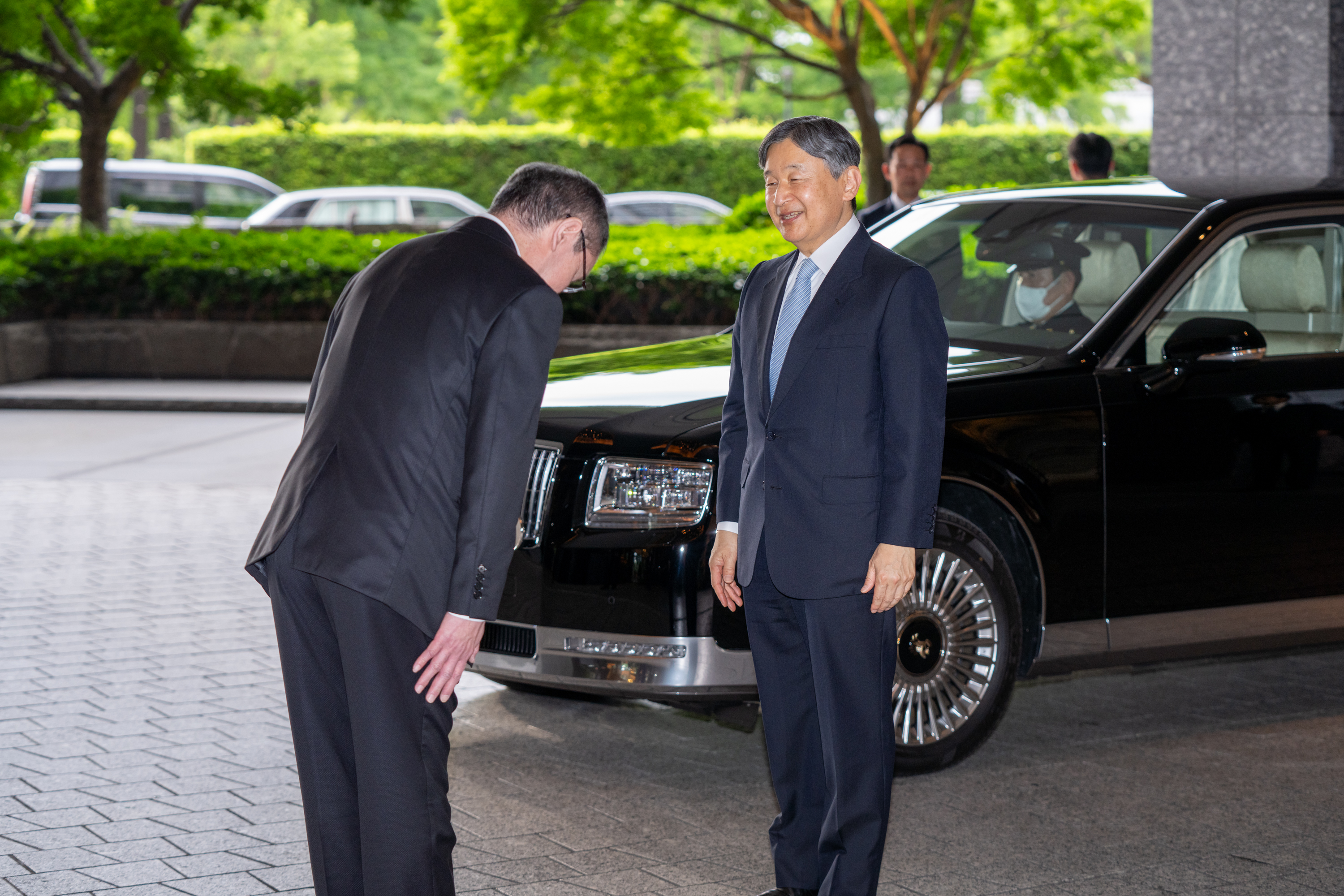 野村竜一気象庁長官からご挨拶を受ける天皇陛下