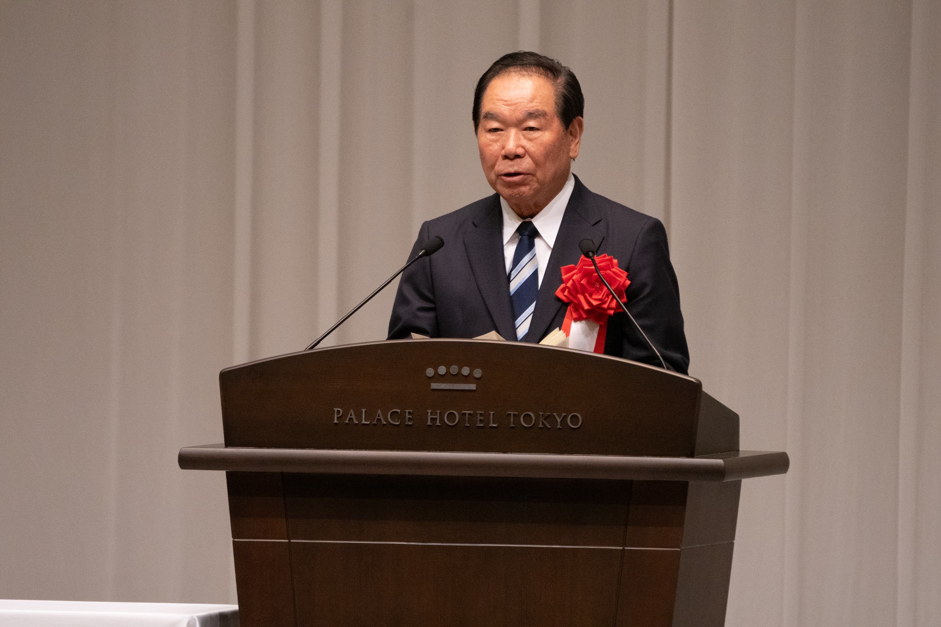 祝辞を述べられる額賀福志郎衆議院議長