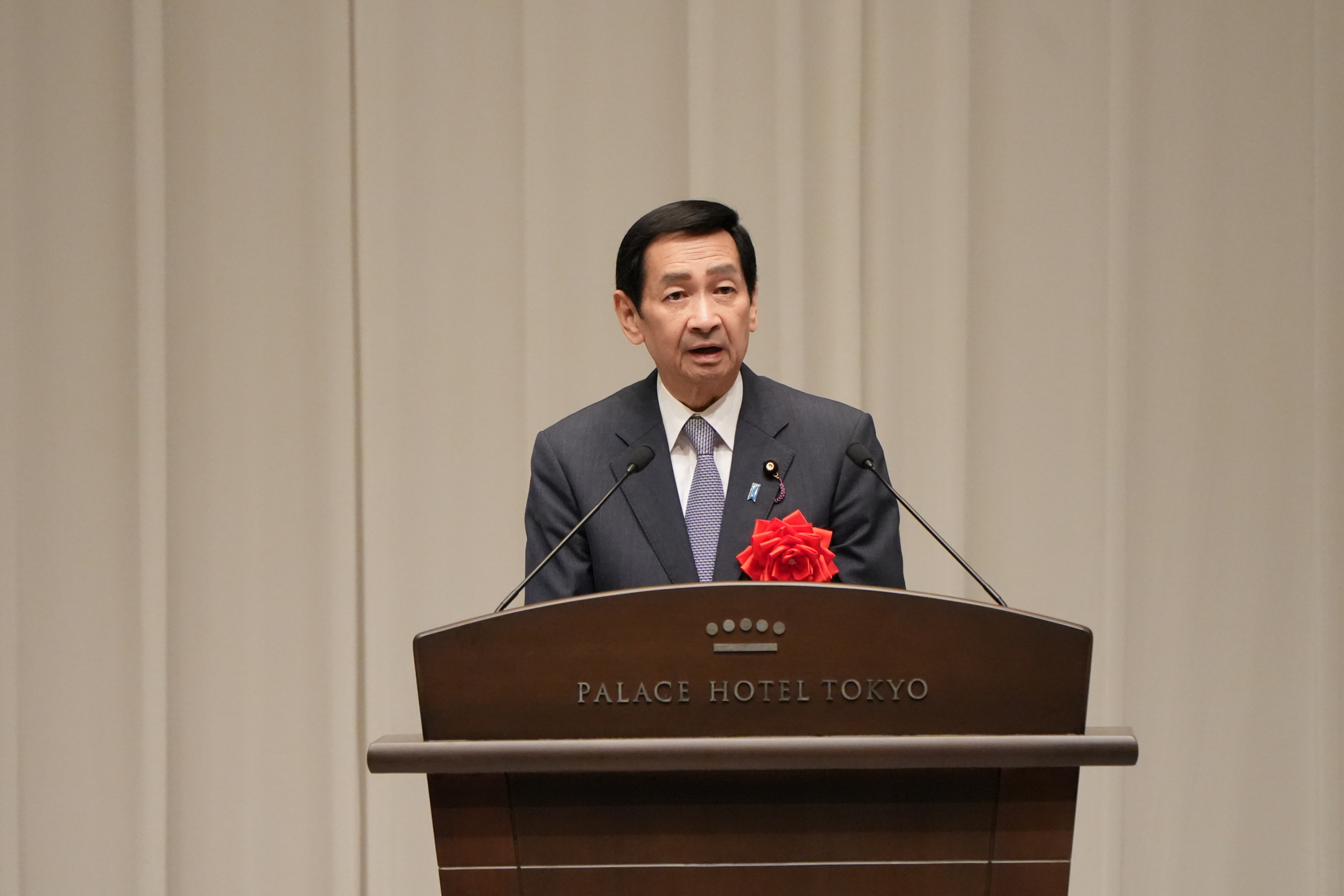 祝辞を述べられる関口昌一参議院議長